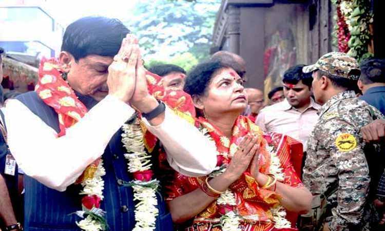 mp-cm-with-wife-4-10-25-3210